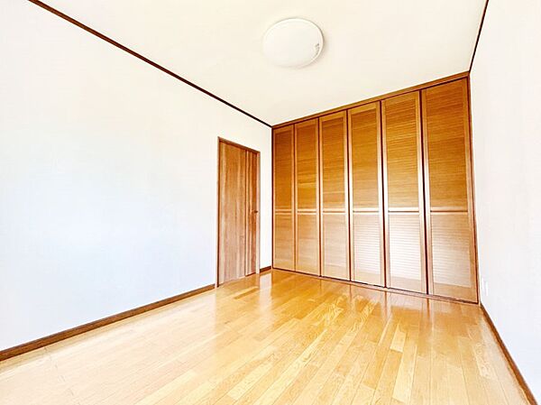 クローゼット付きのお部屋でスッキリとした空間でゆったり寛げます！