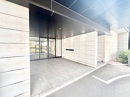 外観 綺麗なエントランスは、居住者を優しく迎えいれてくれます