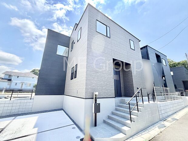 洗練された外観、上質な住空間が広がる室内は永く安心して過ごせる住居です。