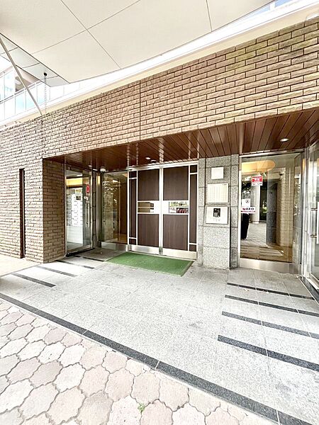 外観 綺麗なエントランスは、居住者を優しく迎えいれてくれます