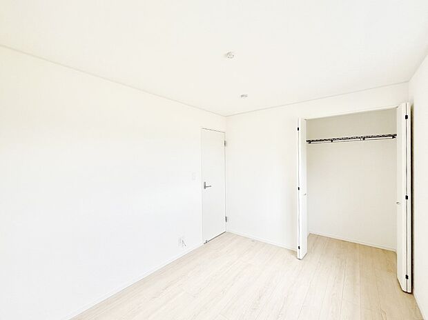 使いやすい形でベットや家具の置き方にも困ることもありません。
