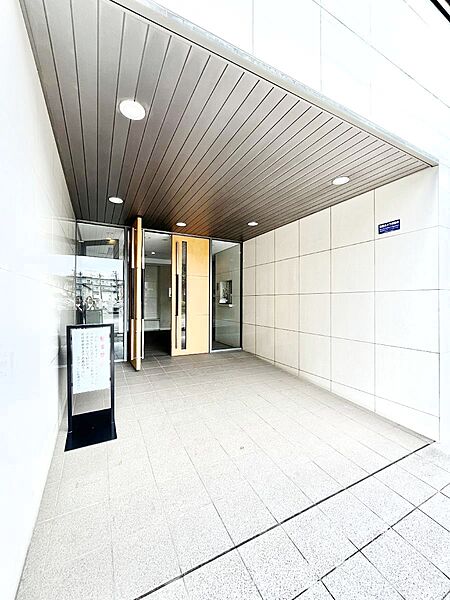 住居者や来訪者を気持ちよくお出迎え！落ち着いた雰囲気のエントランス。