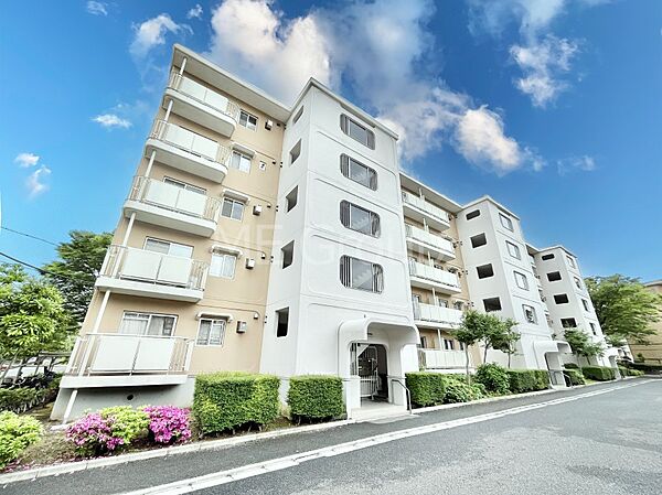 生活に便利な地に伸びやかな家族の生活風景を描く住まい