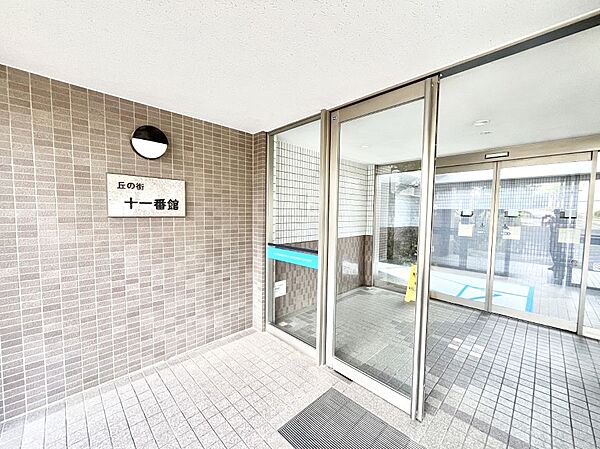 外観 綺麗なエントランスは、居住者を優しく迎えいれてくれます