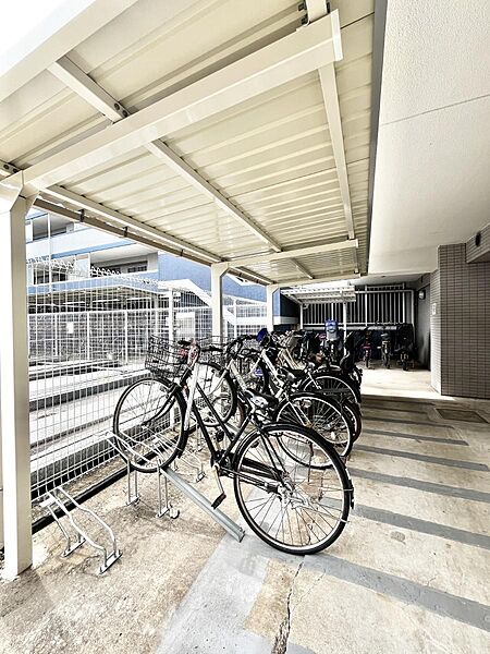 駐輪場は屋根付き