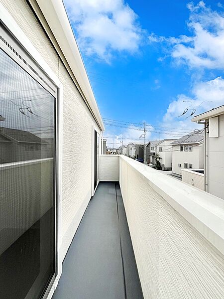南向きのバルコニー！ご家族の洗濯物はもちろん、お布団もたっぷり干せます！
