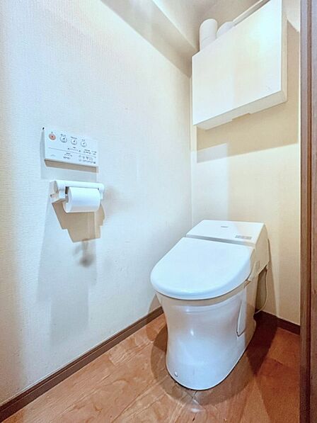 明るく清潔感のあるトイレです。  