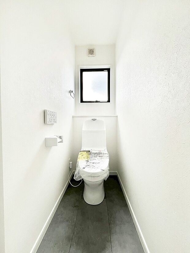 明るく清潔感のあるトイレです。 