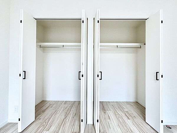 洋室クローゼット。奥行きがあるので厚手の衣類もすっきり収納できます。