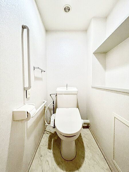 明るく清潔感のあるトイレです。
