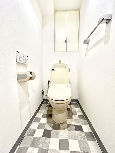 明るく清潔感のあるトイレです。