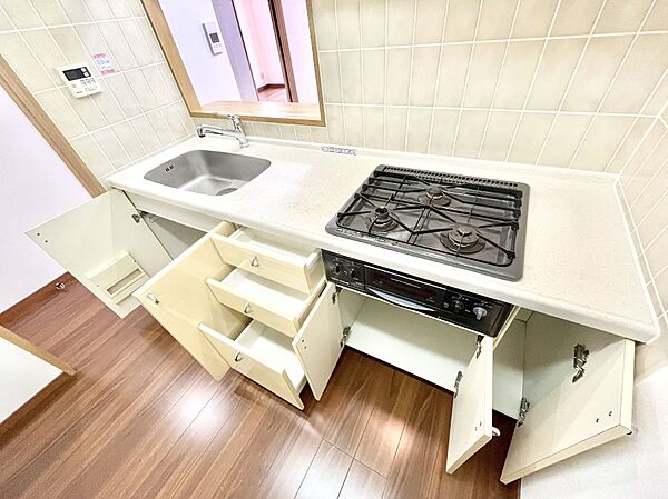 調理器具などもしっかり収納できます