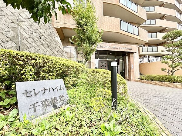 外観 綺麗なエントランスは、居住者を優しく迎えいれてくれます