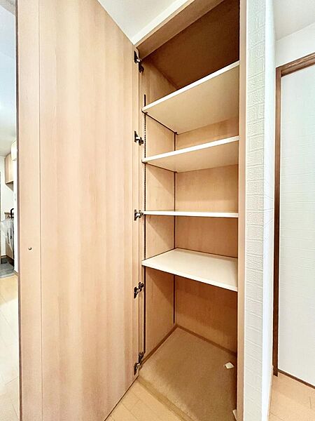 廊下収納。掃除道具や季節の小物を収納することができます。