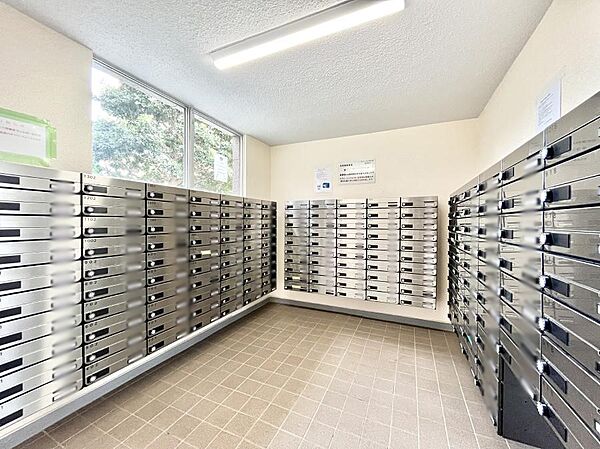 ポストはエントランス内にあるので雨に濡れず郵便が受け取れますね！