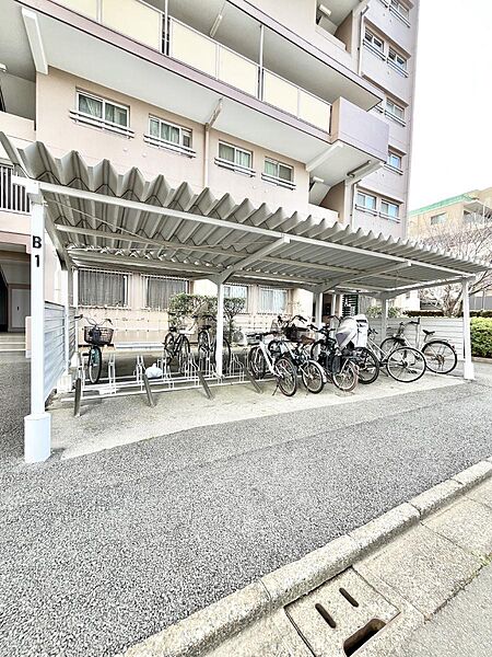 駐輪場は屋根付き
