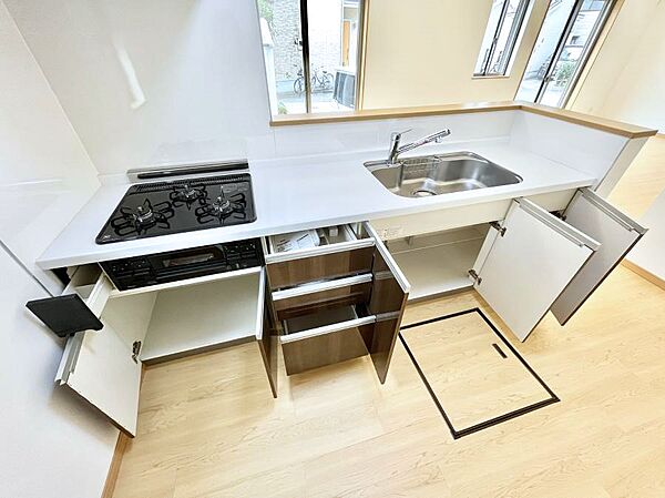 水まわりがすっきり片付くキッチン収納。