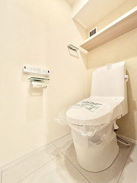 明るく清潔感のあるトイレです。