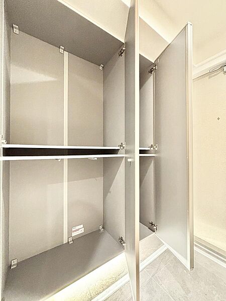 家族みんなの共有物を収納するのに便利なファミリークローゼット