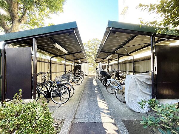 駐輪場は屋根付き