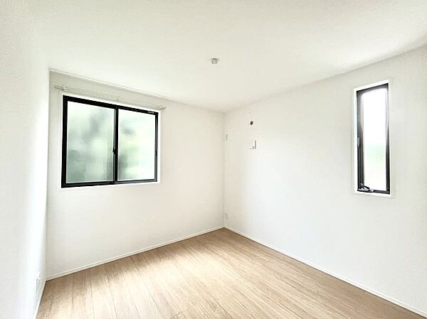 2面採光で気持ちよく自然光が取り入れられるのでお子様のお部屋にもピッタリ