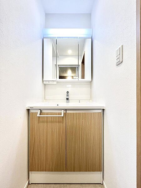 明るい洗面所は毎朝の身支度も楽しくできちゃいそうです。
