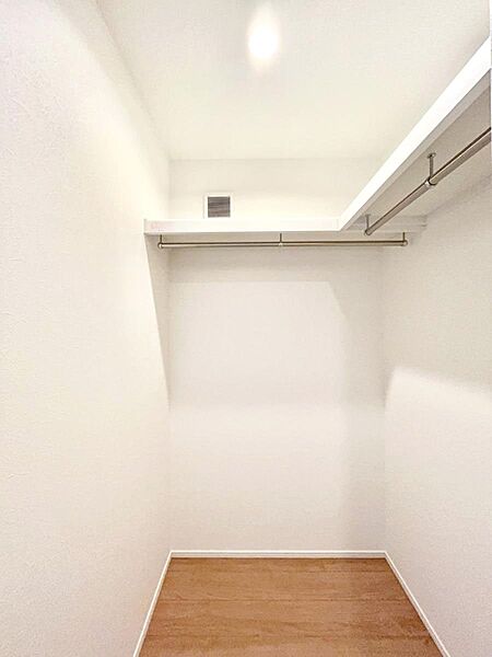 ウォークインクローゼット付きで生活空間を広く利用できます。