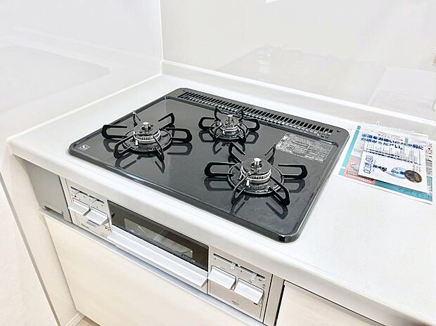 ガスコンロはＳｉセンサー搭載。火力調節や焦げ付き・消し忘れも防いでくれます。