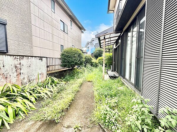 ガーデニングや家庭菜園も楽しめるお庭付き。
