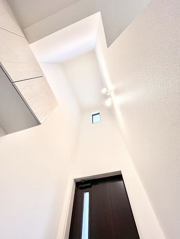 明るい日差しが差し込む吹き抜け設計
