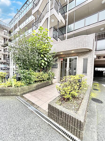 外観 綺麗なエントランスは、居住者を優しく迎えいれてくれます