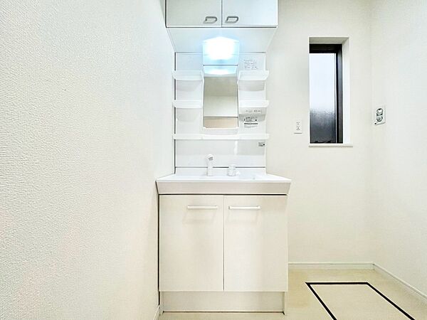 小窓がついているので湿気の多い場所でも換気ができ快適です。毎日の身支度を気持ち良く行えますね。