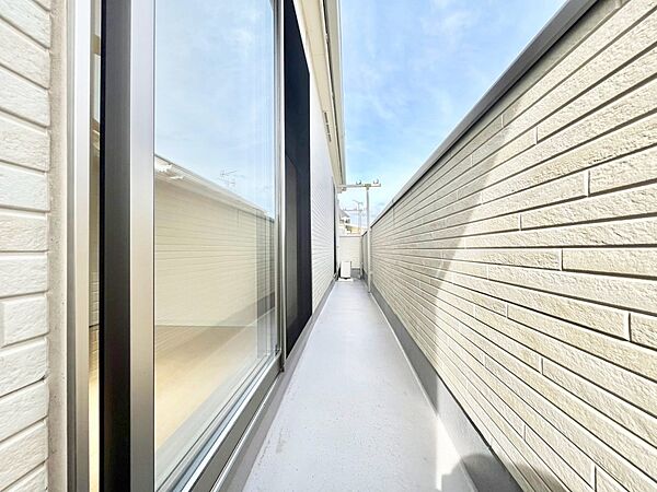暖かな陽光が降り注ぐバルコニー。爽やかな風も心地よいです。