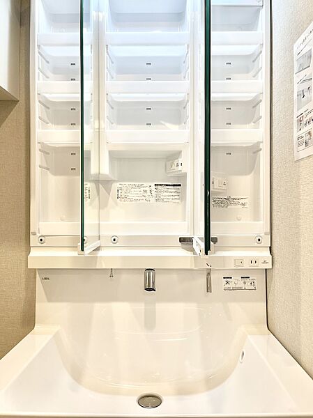 三面鏡の裏に、化粧品や衛生用品などを収納可能。洗面台をすっきりと保ちます！