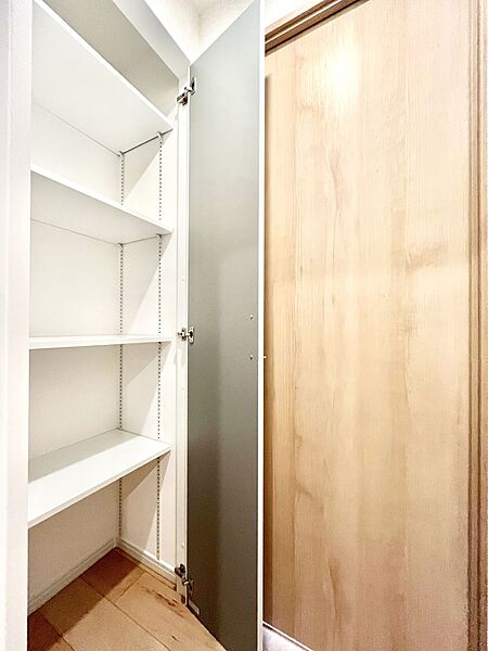 玄関ホール収納です。掃除道具やお出かけ用グッズの収納に便利です。