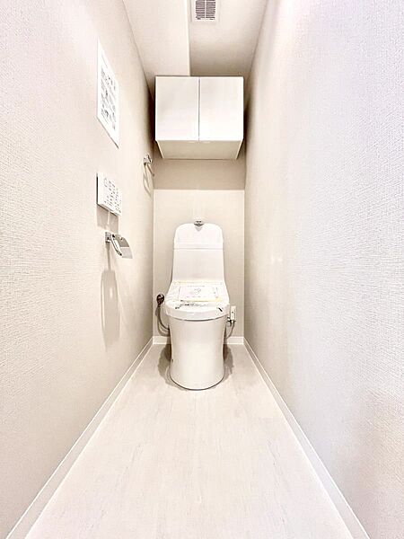 明るく清潔感のあるトイレです。