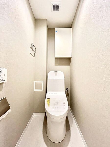 明るく清潔感のあるトイレです。