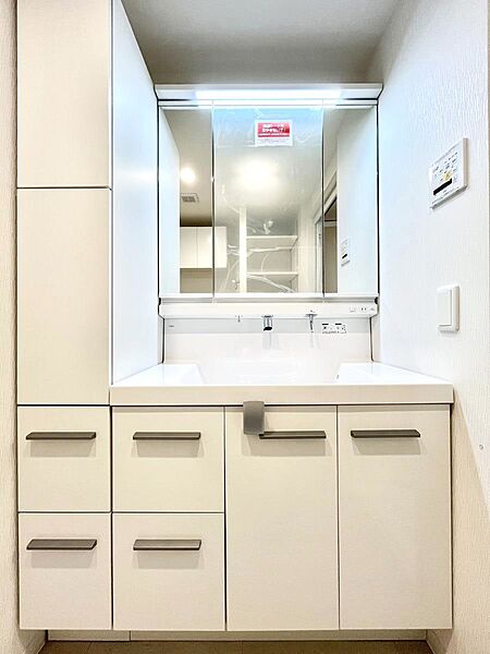 清潔感ある洗面化粧室で朝の身支度も快適