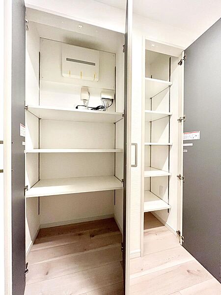 廊下収納。掃除道具や季節の小物を収納することができます。