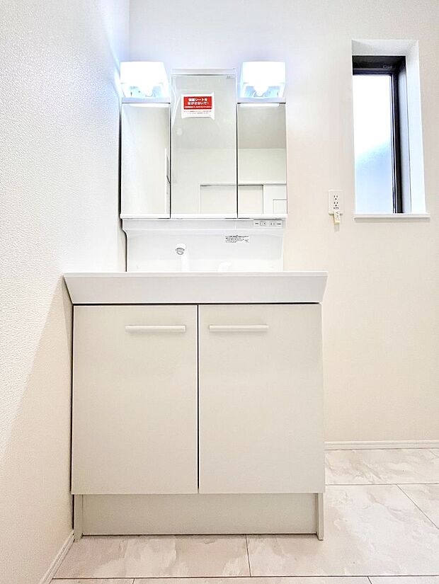 大きく見やすい三面鏡で清潔感ある洗面台は、身だしなみチェックや肌のお手入れにおすすめです。