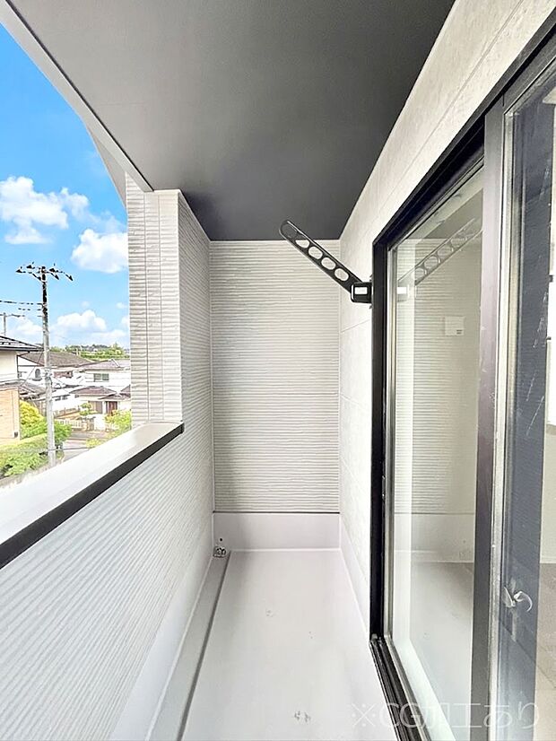 暖かな陽光が降り注ぐバルコニーはお洗濯におすすめ。爽やかな風も心地よいです。 