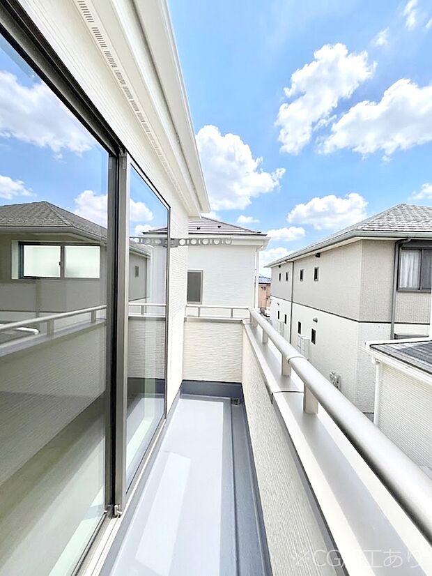 暖かな陽光が降り注ぐバルコニーはお洗濯におすすめ。爽やかな風も心地よいです。 