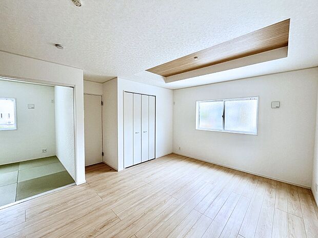 折り上げ天井は立体的な奥行きがあるので、天井が広く見えて開放的な空間を演出できます。