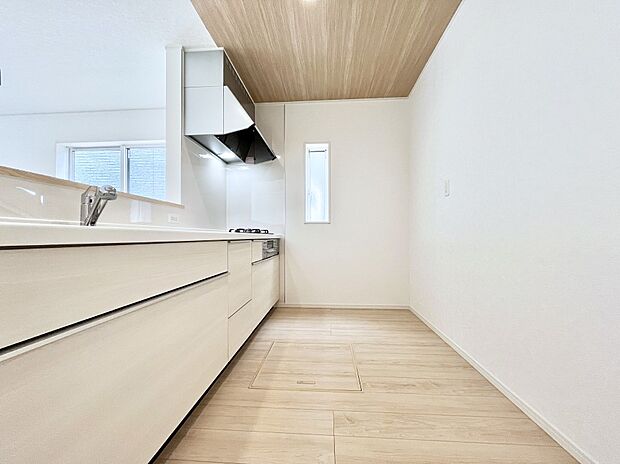 爽やかな風が通り抜けるキッチン。窓があるので明るく換気にも役立ちます。