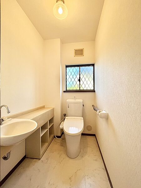 明るく清潔感のあるトイレです。