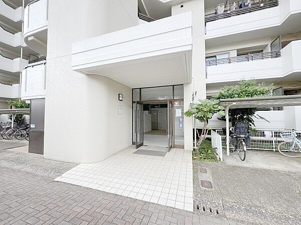 落ち着いた雰囲気のエントランス