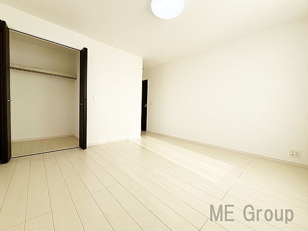 白を基調とした明るい印象の洋室。素敵なインテリアでコーディネートしたいですね。