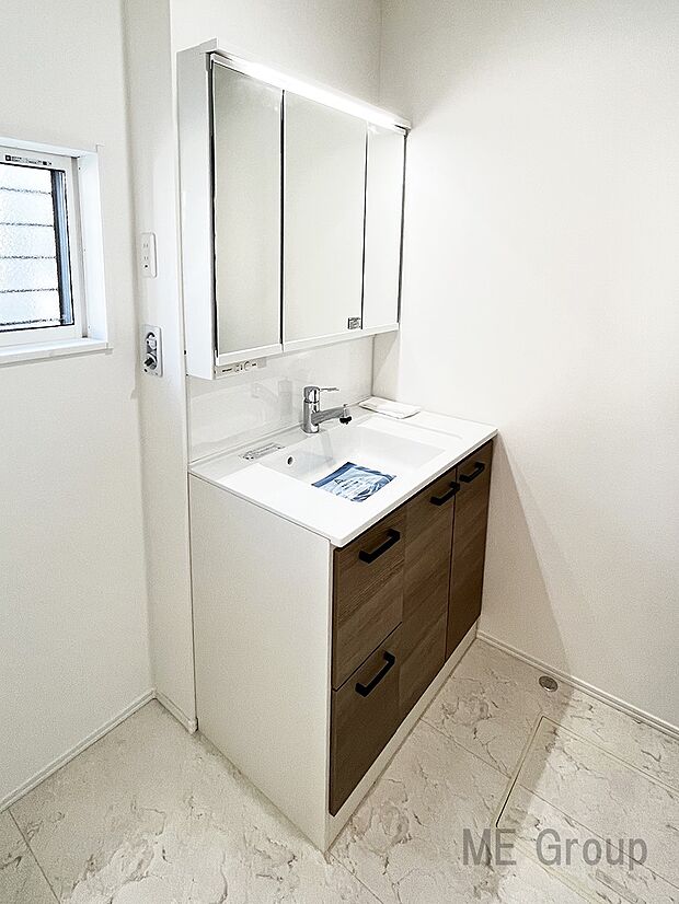 白を基調とした清潔感のある洗面所。シンプルでスタイリッシュなデザインです。