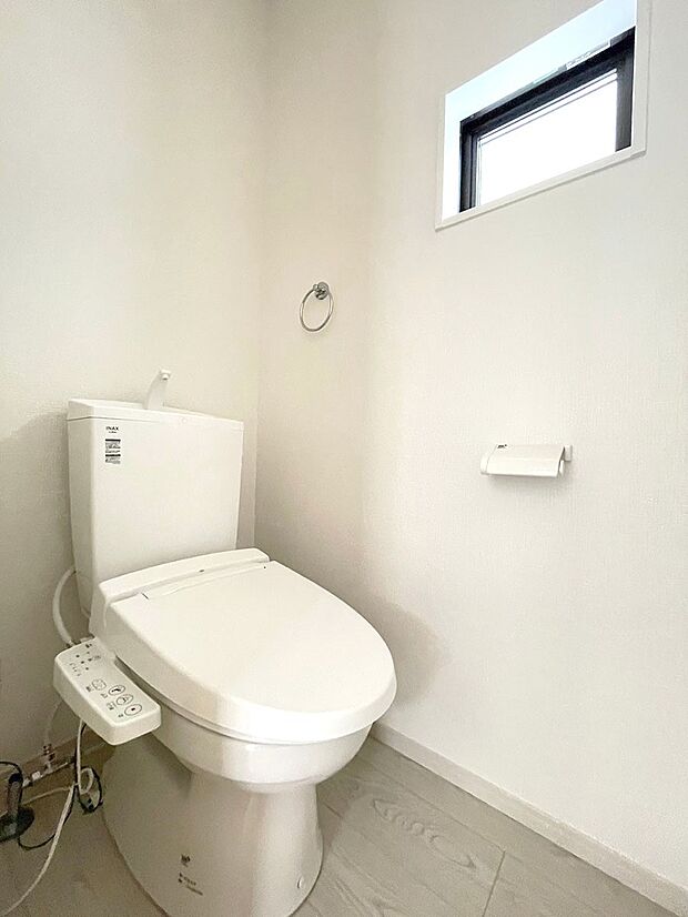 小窓から光が注ぎ込む明るいトイレです。換気もしやすいですね。