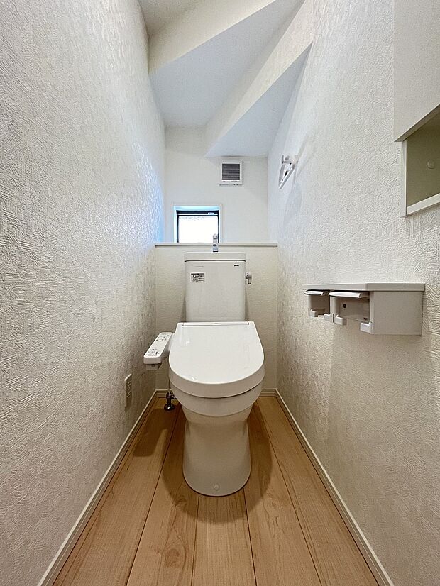 スッキリとしたデザインの清潔感のあるトイレです。